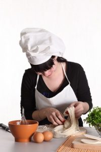 chef-cuisinier--de-la-pate--la-femme--robe-noire_3190975